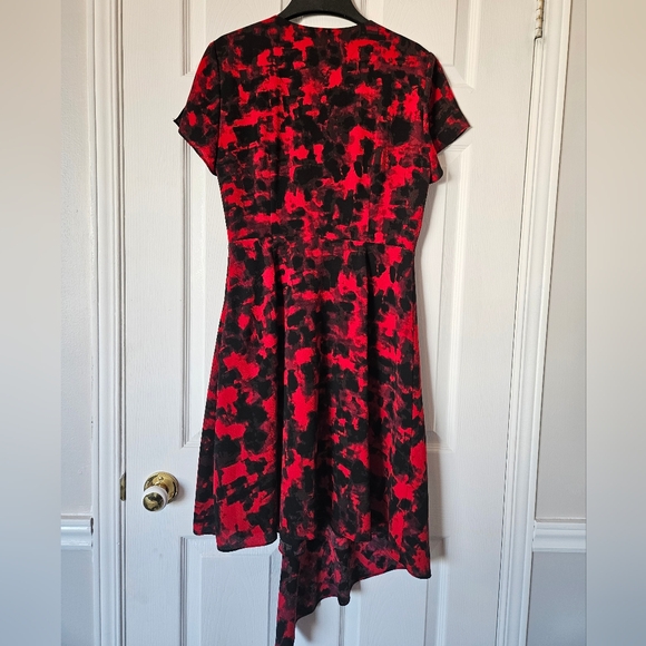 Halston sm crepe structured flowy flutter sleeve dress - Picture 5 of 17